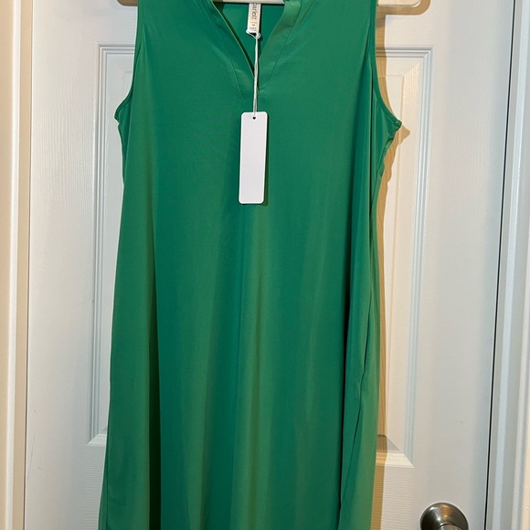 👗Chic Green Sleeveless Midi Dress size medium - Picture 2 of 4